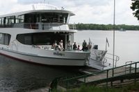 An vielen Seen pr&auml;sent: Schiffe der Lux-Wert mit bequemem Einstieg.