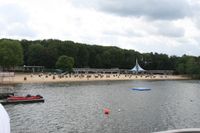Der 800 Meter lange Strand des Seebads am Haltener See.